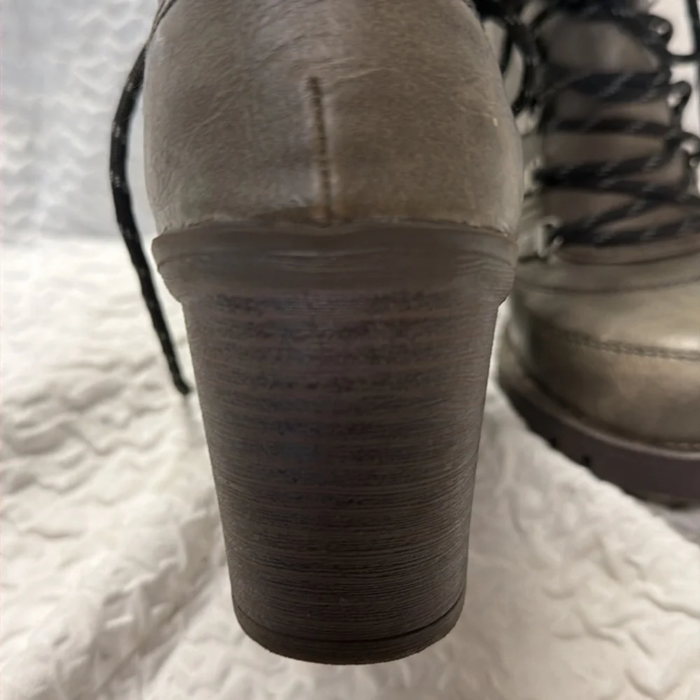 Mudd Ridge grey faux fur trim chunky heel ankle boots.